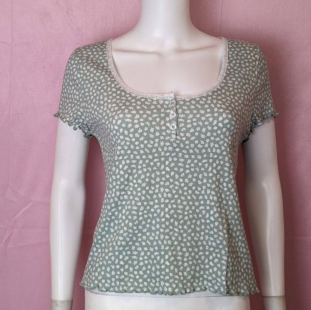Divided H&M Light Green and White Floral Ribbed Lettuce Frill Hem Cropped Tee XL